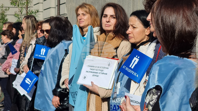 Служители на Агенцията по заетостта, „Главна инспекция по труда“ и АСП във Варна протестираха с искане за достойно заплащане