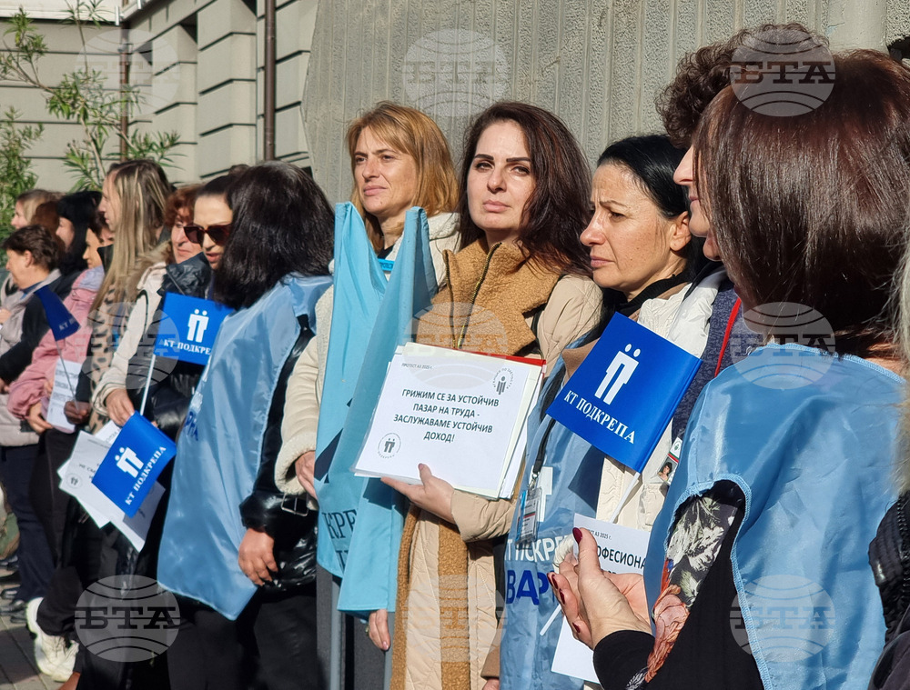 Служители на Агенцията по заетостта, „Главна инспекция по труда“ и АСП във Варна протестираха с искане за достойно заплащане