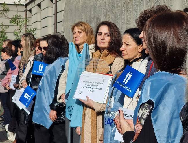 Служители на Агенцията по заетостта, „Главна инспекция по труда“ и АСП във Варна протестираха с искане за достойно заплащане
