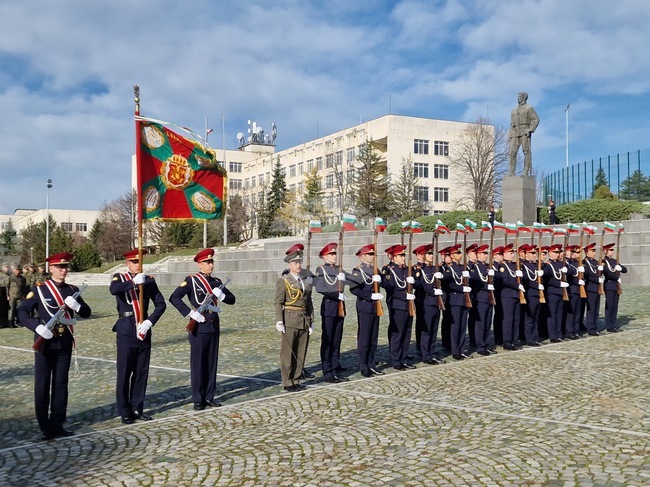 С богослужение, военен ритуал и празнична програма Националният военен университет във Велико Търново отбеляза 147-ата си годишнина 