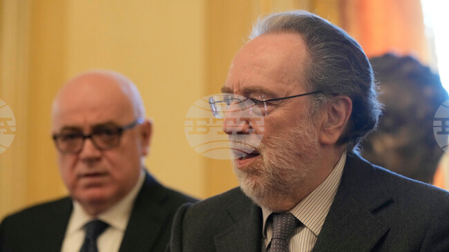 Диригентът Рикардо Шайи се почувства зле по време на представление в миланския театър "Ла Скала" и беше откаран в болница