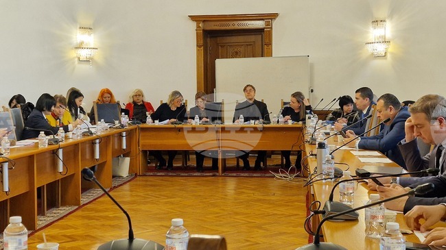 Комисията по конституционни и правни въпроси обсъди на второ гласуване общ законопроект за промени в Семейния кодекс