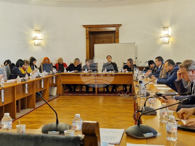 Комисията по конституционни и правни въпроси обсъди на второ гласуване общ законопроект за промени в Семейния кодекс