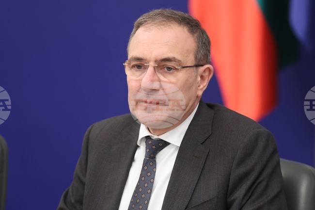 Социалният министър Борислав Гуцанов ще обяви пет нови места за настаняване на възрастни