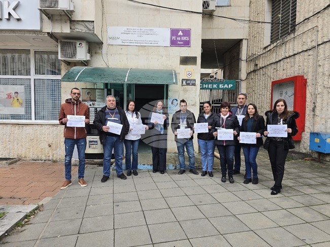 Служители на Инспекцията по труда в Ловеч протестираха с искания за достойно заплащане