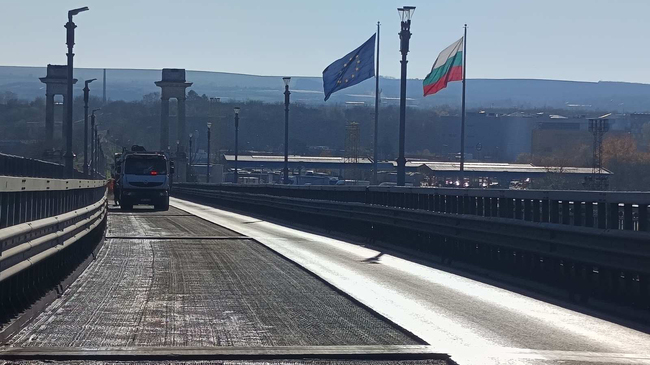 АПИ: Асфалтиран е затвореният за ремонт 320-метров участък на Дунав мост при Русе. Започва монтажът на осветителните стълбове и парапета