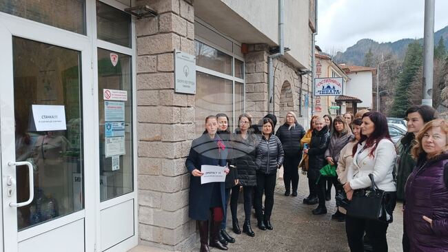 Служители на Бюрото по труда в Смолян излязоха на протест