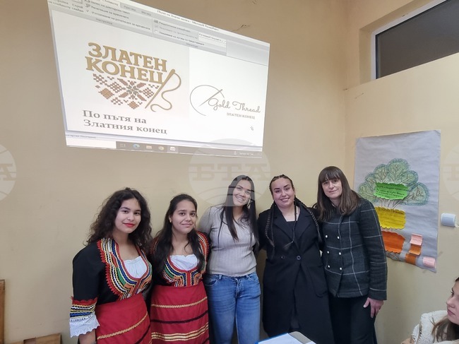 Ученици от Брезник създадоха работилница по везба „Златен конец“