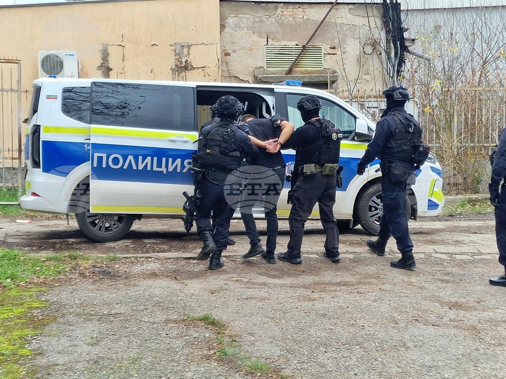 Тренировъчно занятие за повишаване готовността за реакция при извънредни ситуации се състоя в две училища в Перник