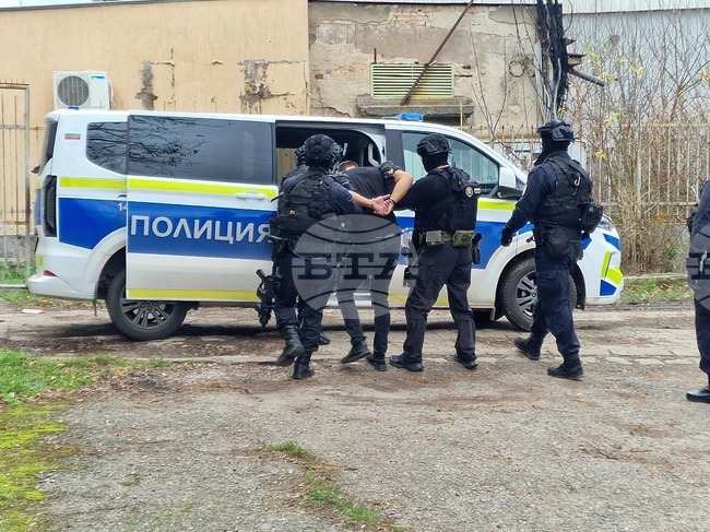 Тренировъчно занятие за повишаване готовността за реакция при извънредни ситуации се състоя в две училища в Перник