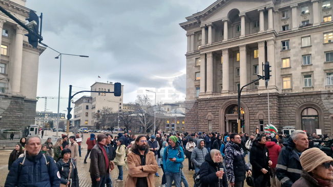 Протестиращи срещу приемането на бюджета блокираха движението при "Триъгълника на властта"