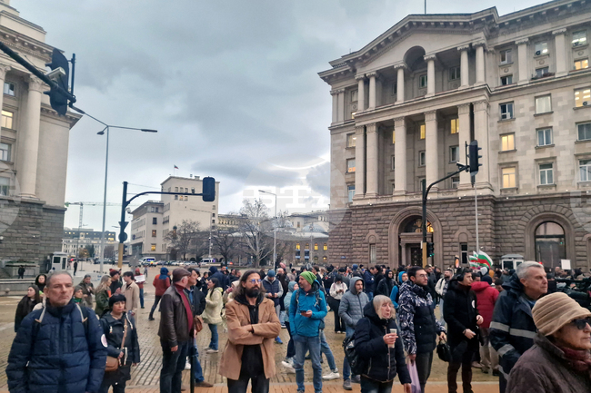 Протестиращи срещу приемането на бюджета блокираха движението при "Триъгълника на властта"