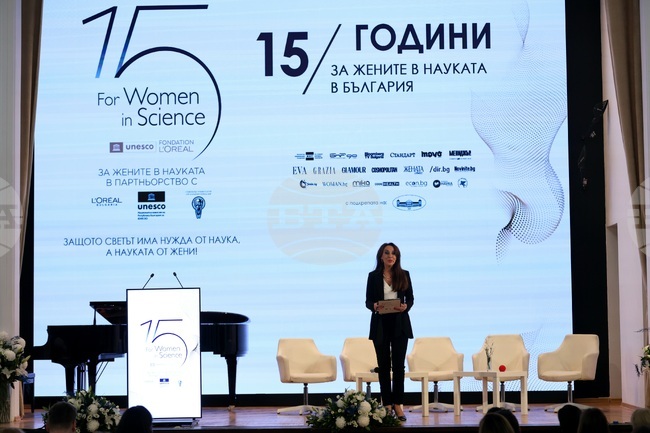 Петнадесетата юбилейна церемония за отличените в Националната програма „За жените в науката" беше открита с панелна дискусия 