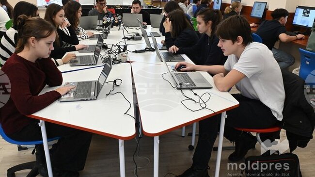 МОЛДПРЕС: 3200 ученици изпитаха дигиталните си умения по време на първо по рода си събитие в молдовските училища