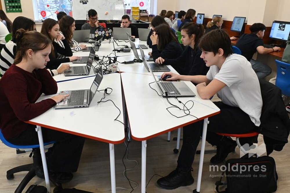 МОЛДПРЕС: 3200 ученици изпитаха дигиталните си умения по време на първо по рода си събитие в молдовските училища