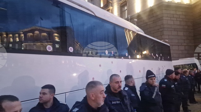 Протестиращи срещу приемането на бюджета блокираха движението при "Триъгълника на властта"