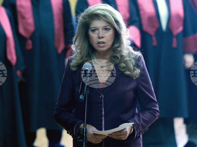 Обществото ни има нужда от вас в света, в който трудно се ориентираме, каза Илияна Йотова пред юбилейния випуск на катедра „Политология“ в УНСС