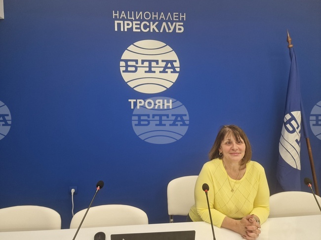 Над 1100 тома от личната библиотека на поета Любомир Левчев се пазят във фонда на троянското читалище