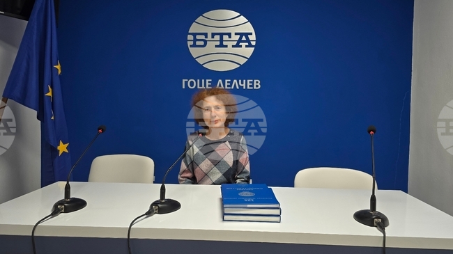 Литературата може да бъде здрав мост между поколенията, ако поставя теми, които вълнуват хората, каза поетесата Юлия Баймакова от Гоце Делчев