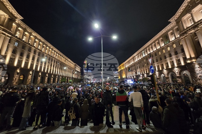 Протестиращи срещу приемането на бюджета блокираха движението при "Триъгълника на властта"