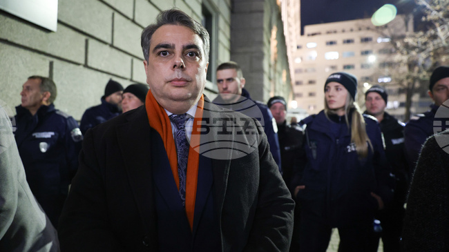 Силно се надяваме партиите в управлението да чуят хората днес от протеста, каза Асен Василев 