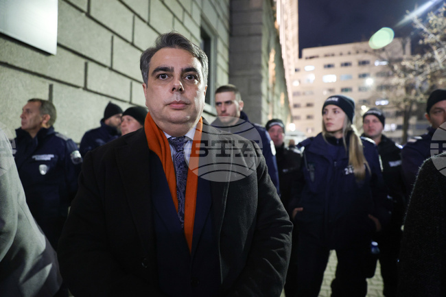 Силно се надяваме партиите в управлението да чуят хората днес от протеста, каза Асен Василев 