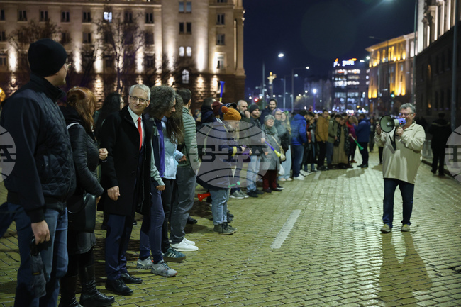 Очакваме приемащите бюджет по начин, който няма общо с парламентарната практика, да разберат, че това няма да е приемливо, каза Николай Денков