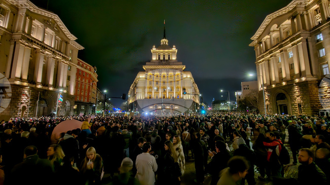 Протест срещу приемането на бюджета пред парламента