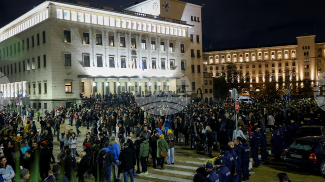 Спокоен е протестът в София от страната на Българската народна банка