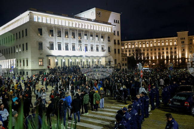 Спокоен е протестът в София от страната на Българската народна банка