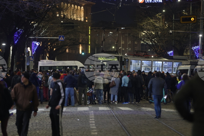Протестът срещу приемането на бюджета ескалира, протестиращи се опитаха да обърнат полицейски бус