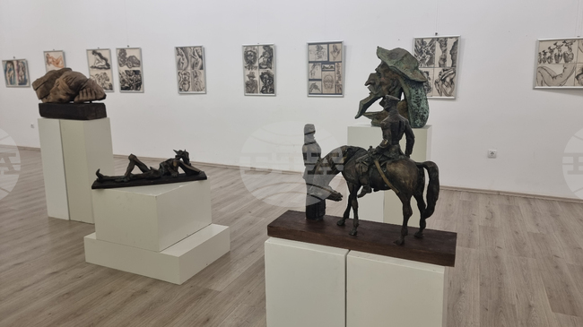 Ретроспективна изложба от рисунки и скулптури показва плевенският творец Красимир Яков