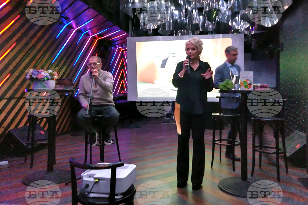 Всеки създава своето индрише - малкото нещо, което подслажда живота, каза Катерина Хапсали при представянето на новата си книга