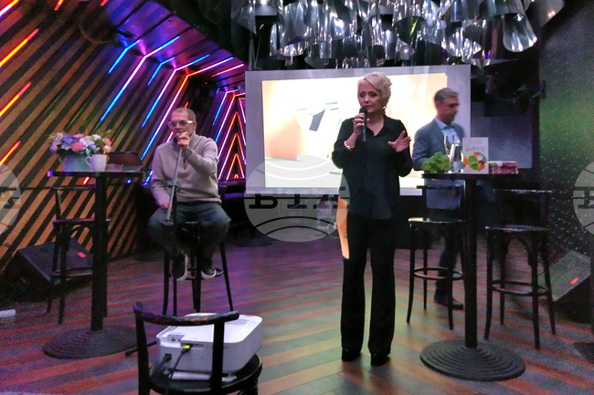 Всеки създава своето индрише - малкото нещо, което подслажда живота, каза Катерина Хапсали при представянето на новата си книга