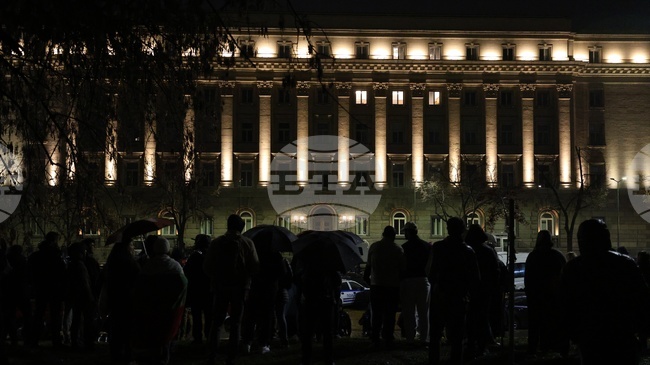 Продължава протестът в района на Народното събрание
