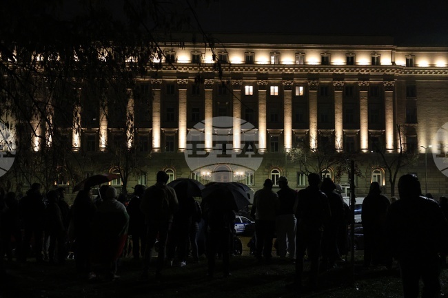 Продължава протестът в района на Народното събрание