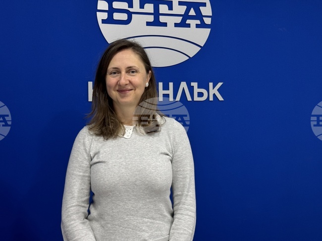 За мен тишината е спокойствието, което усещам пред платното, каза за БТА художничката Катя Христова 