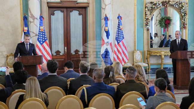 Доминиканската република разрешава достъп до летищата си на САЩ за операции срещу наркотиците до април, заяви нейният президент