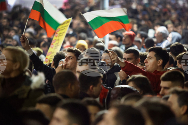 АП: Хиляди хора протестираха в България преди финалното гласуване на бюджета, предвиждащ рязко увеличение на данъците