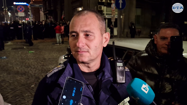 Трима полицаи са пострадали при изпълнение на служебните си задължения на протеста в София тази вечер