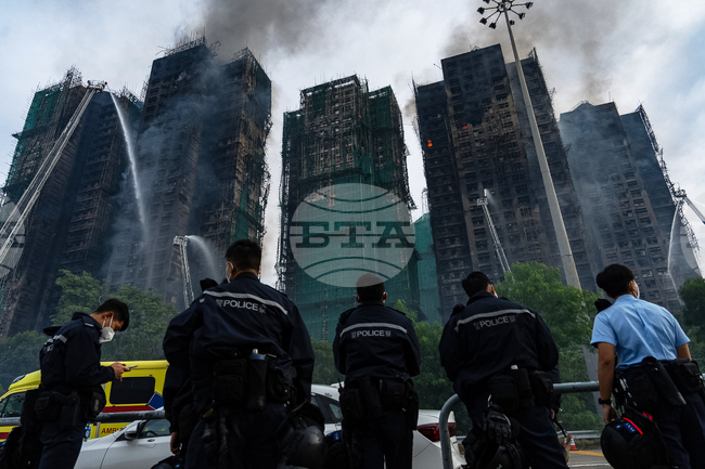 Пожарът, който отне живота на най-малко 44 души, продължава да гори в небостъргачите в Хонконг 