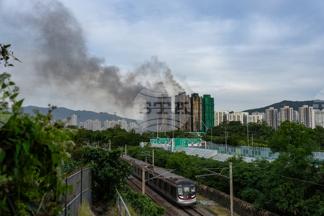Най-малко 65 са вече жертвите на пожара в жилищен комплекс в Хонконг; пожарникарите още се борят с пламъците в три от осемте сгради