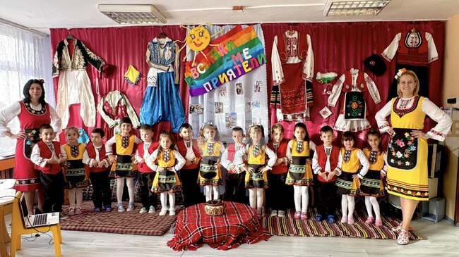 Възпитаници на детска градина „Слънчо“ в град Завет пресъздадоха с песни и танци народните обичаи на различните етноси 