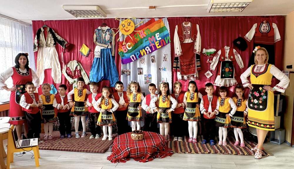 Възпитаници на детска градина „Слънчо“ в град Завет пресъздадоха с песни и танци народните обичаи на различните етноси 