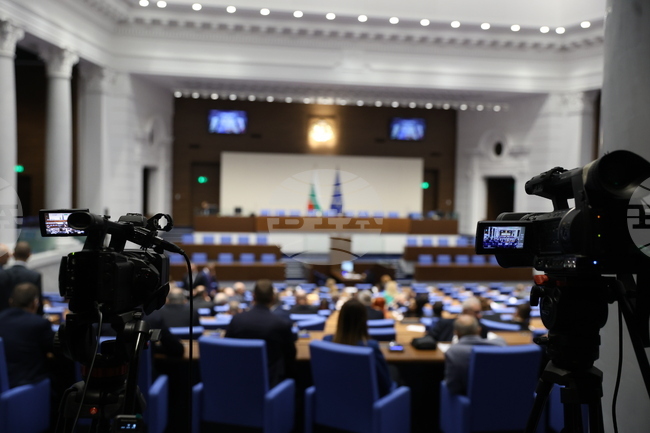 Парламентът не успя да започне работа при първия опит за регистрация