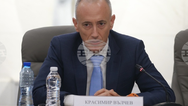 Най-голям консенсус има основното образование да се завършва в края на осми клас, каза министър Красимир Вълчев 