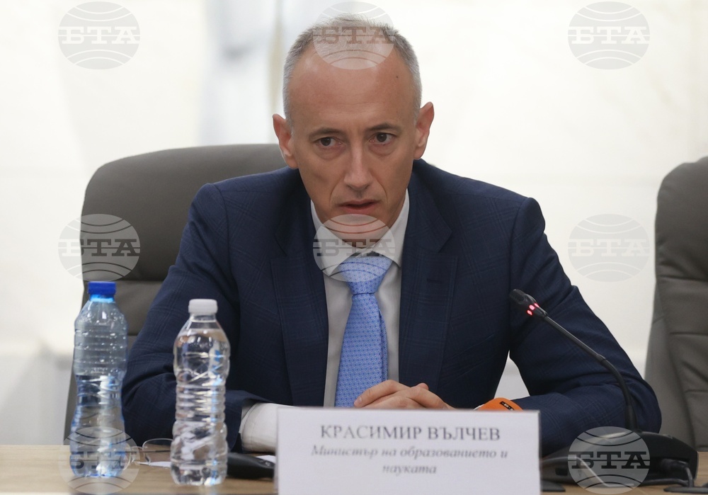 Най-голям консенсус има основното образование да се завършва в края на осми клас, каза министър Красимир Вълчев 