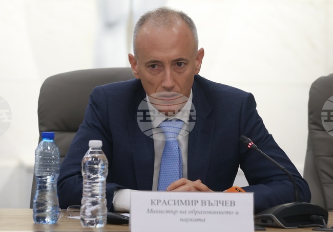 Най-голям консенсус има основното образование да се завършва в края на осми клас, каза министър Красимир Вълчев 