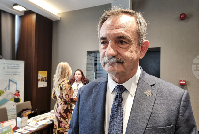 Медицинският университет във Варна обучава студенти в близо 30 професии, каза ректорът му проф. д-р Димитър Райков