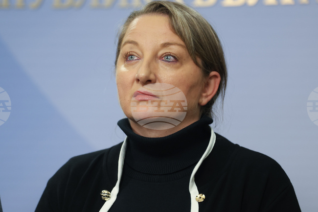 Румен Радев още не дава конкретика за политическия си проект, носи на обществото празни надежди, каза Деница Сачева от ГЕРБ